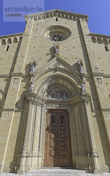 Haupteingang der Kathedrale von Arezzo  Cattedrale dei Santi Pietro e Donato  Arezzo  Toskana  Italien  Europa