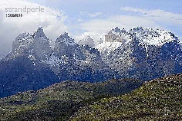 Cuernos del Paine-Massiv mit Wolken  Torres del Paine-Nationalpark  Provinz Última Esperanza  Chile  Südamerika