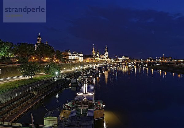Blick bei Nacht auf Elbe und Altstadt  Dresden  Sachsen  Deutschland  Europa