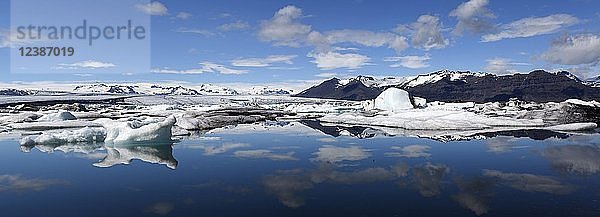 Eisschollen  Eisberge  Gletschersee  Gletscherlagune des Gletschers Vatnajökull  Jökulsarlon  Panorama  Südisland  Island  Europa