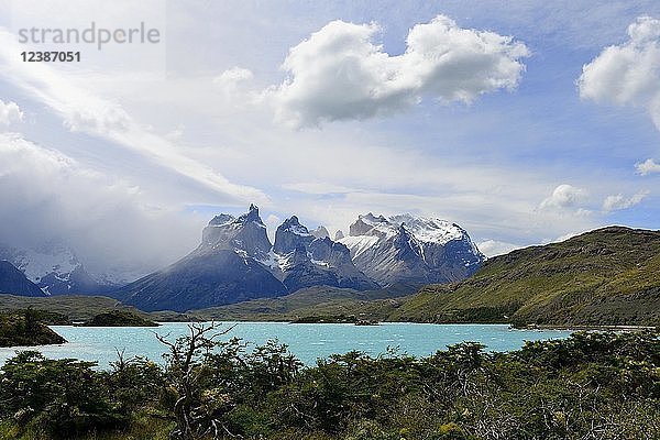 Cuernos del Paine-Massiv mit Wolken am Pehoé-See  Torres del Paine-Nationalpark  Provinz Última Esperanza  Chile  Südamerika