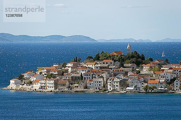 Blick auf Primosten  Dalmatien  Kroatien  Europa