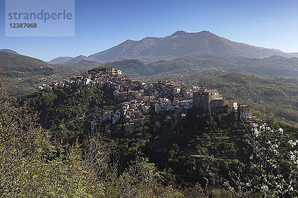 Bergdorf Rivello vor dem Monte Sirino  Basilikata  Provinz Potenza  Italien  Europa