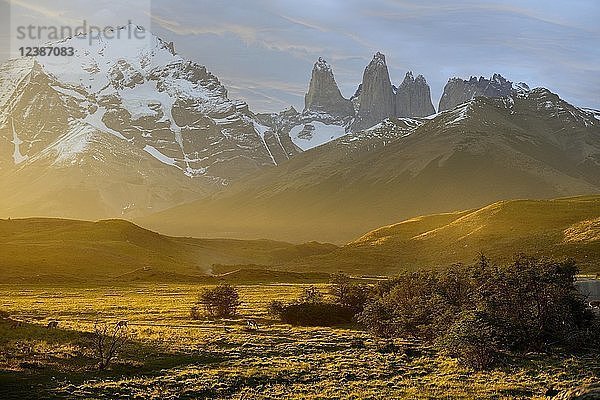 Torres del Paine-Massiv mit Staubwolke bei Sonnenuntergang  Torres del Paine-Nationalpark  Provinz Última Esperanza  Chile  Südamerika