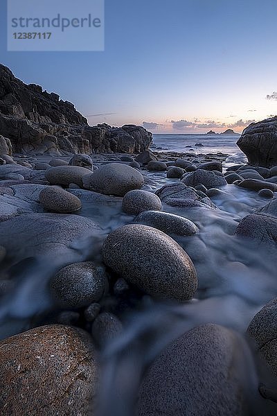 Steinige Küste  Abendstimmung  Porth Nanven  nahe Land's End  Cornwall  Großbritannien