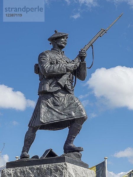 Schottischer Black Watch Soldat  Statue  Soldat des Elitebataillons der britischen Armee  Polygon Forest  Zonnebeke  Westflandern  Belgien  Europa