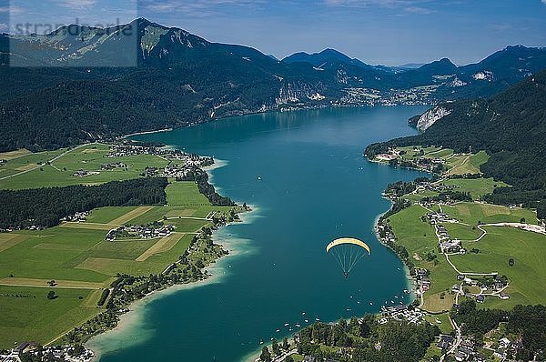 Gleitschirmfliegen über dem Wolfgangsee  Luftaufnahme  Salzkammergut  Österreich  Europa