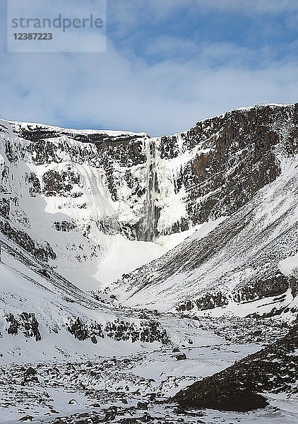 Hengifoss Wasserfall  Schneelandschaft mit Fluss Hengifossá  bei Vallanes  Austurland  Ostisland  Island  Europa