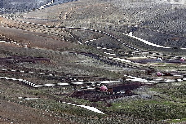 Rohrleitungen des geothermischen Kraftwerks Krafla in vulkanischer Landschaft  Krafla  Nordisland  Island  Europa