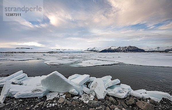 Eisschollen am Rande des Gletschers Jökulsárlón Lagune  Gletschersee  Sonnenuntergang  Südrand des Vatnajökull  Südost Island  Island  Europa