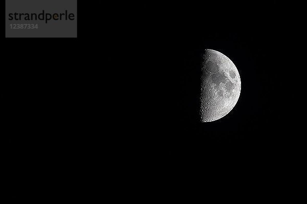 Zunehmender Mond  Mondsichel  von der europäischen Hemisphäre aus gesehen  Stuttgart  Baden-Württemberg  Deutschland  Europa