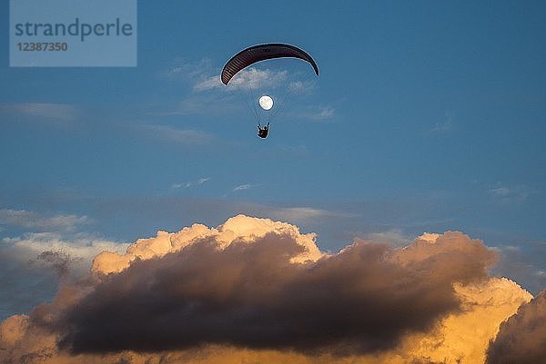 Gleitschirmfliegen vor dem Mond über den Wolken auf der Kanarischen Insel Teneriffa  Luftaufnahme  Spanien  Europa