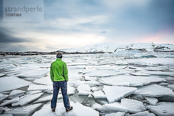 Wanderer auf einer Eisscholle  Gletscherlagune Jökulsárlón  Gletschersee  Sonnenuntergang  Südrand des Vatnajökull  Südost Island  Island  Europa