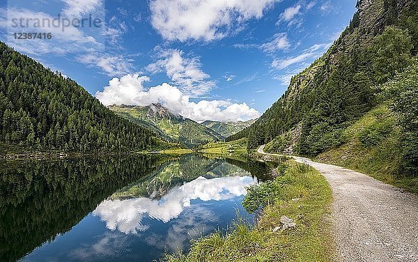 Spiegelung im See  Riesachsee  Rohrmoos-Untertal  Schladminger Tauern  Schladming  Steiermark  Österreich  Europa