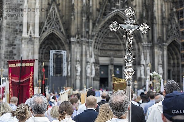 Fronleichnam  Geistliche halten ein Kreuz bei einer Messe vor dem Kölner Dom  Köln  Nordrhein-Westfalen  Deutschland  Europa