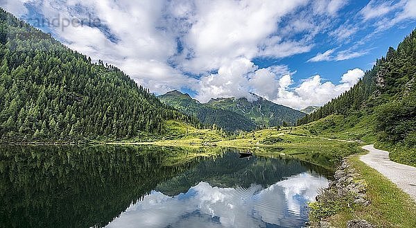 Spiegelung im See  Riesachsee  Rohrmoos-Untertal  Schladminger Tauern  Schladming  Steiermark  Österreich  Europa