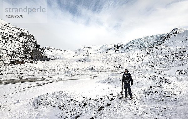 Wanderer mit Eispickel auf dem Gletscher  Skaftafellsjökull-Gletscher  Vatnajokull-Nationalpark  Südisland  IslandSüdisland  Island  Europa