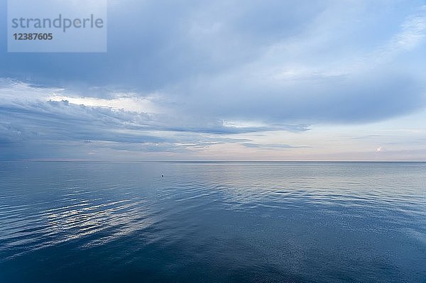 Bewölkte Atmosphäre  Ostsee bei Heiligenhafen  Schleswig-Holstein  Deutschland  Europa