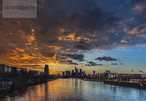 Skyline mit bewölktem Himmel bei Sonnenuntergang  Frankfurt am Main  Hessen  Deutschland  Europa