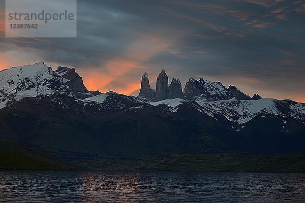 Torres del Paine bei Sonnenuntergang mit Wolken  Laguna Azul  Torres del Paine National Park  Última Esperanza Provinz  Chile  Südamerika