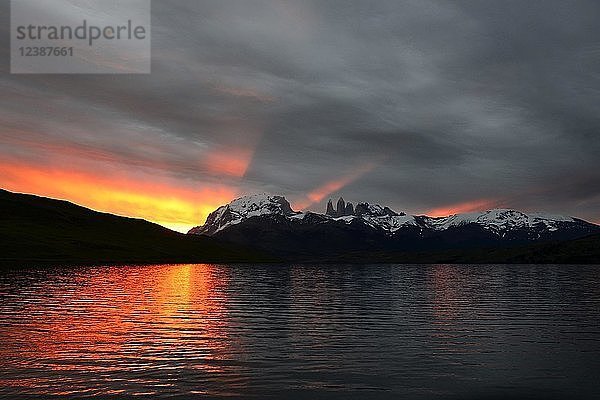 Torres del Paine bei Sonnenuntergang mit Wolken  Laguna Azul  Torres del Paine National Park  Última Esperanza Provinz  Chile  Südamerika