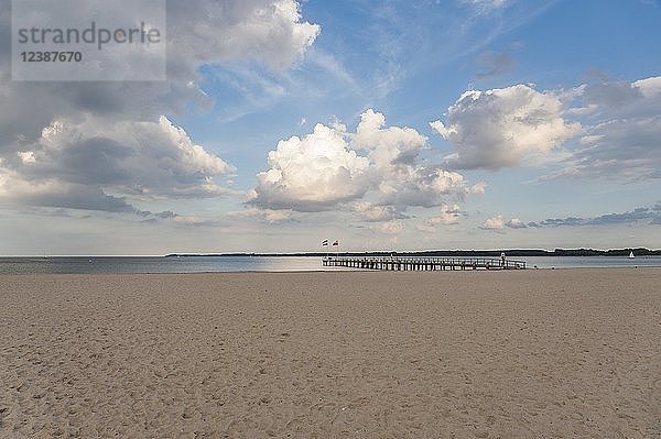 Leerer Sandstrand und Seebrücke  bewölkter Himmel  Travemünde  Ostsee  Schleswig-Holstein  Deutschland  Europa