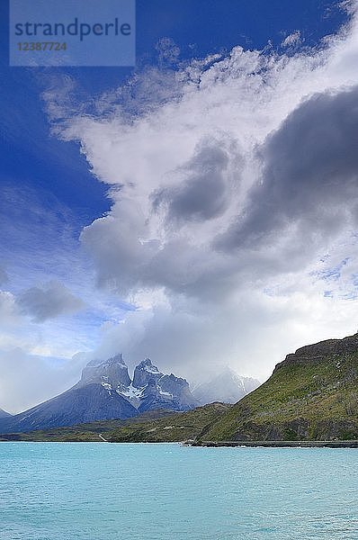 Cuernos del Paine-Massiv mit Wolken am Pehoé-See  Torres del Paine-Nationalpark  Provinz Última Esperanza  Chile  Südamerika