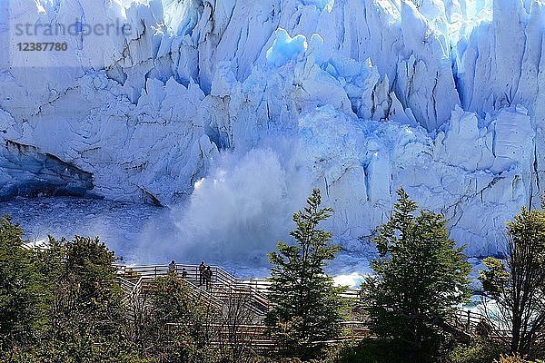 Aussichtsplattform  Perito-Moreno-Gletscher kalbt  Eis bricht ab  Parque Nacional Los Glaciares  El Calafate  Provinz Santa Cruz  Argentinien  Südamerika