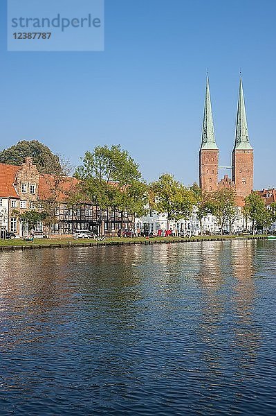 Historisches Stadtbild an der Trave mit Dom  Lübeck  Schleswig-Holstein  Deutschland  Europa