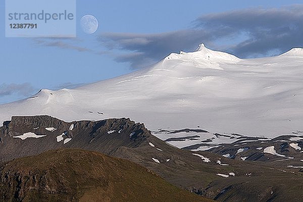 Schneebedeckter Vulkan Snæfell mit Snæfellsjökul-Gletscher und Vollmond  Vulkanlandschaft bei Hellissandur  Halbinsel Snæfellsnes  Westisland