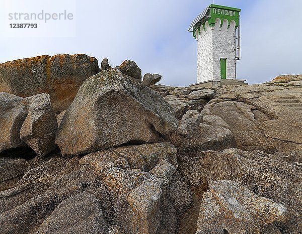 Grüner und weißer Leuchtturm auf Granitfelsen  Pointe de Trevignon  Département Finistère  Bretagne  Frankreich  Europa