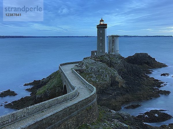 Leuchtturm an der Meerenge von Brest  in der Abenddämmerung  Département Finistère  Bretagne  Frankreich  Europa
