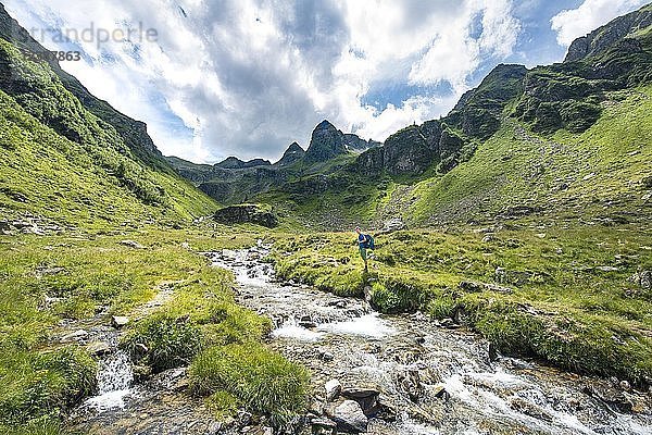 Wanderer am Riesachbach  Rohrmoos-Untertal  Schladminger Tauern  Schladming  Steiermark  Österreich  Europa