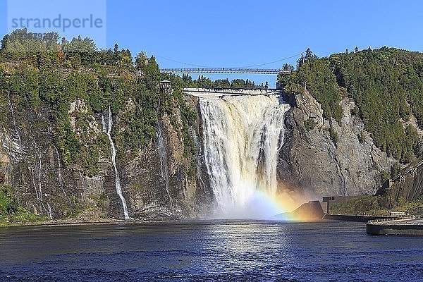 Montmorency Falls mit Regenbogen  Provinz Québec  Kanada  Nordamerika