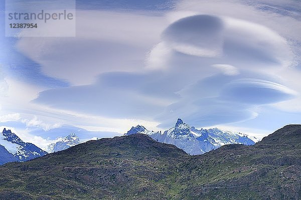 Wolkenstimmung über dem Los Cuernos-Massiv  Nationalpark Torres del Paine  Provinz Última Esperanza  Chile  Südamerika