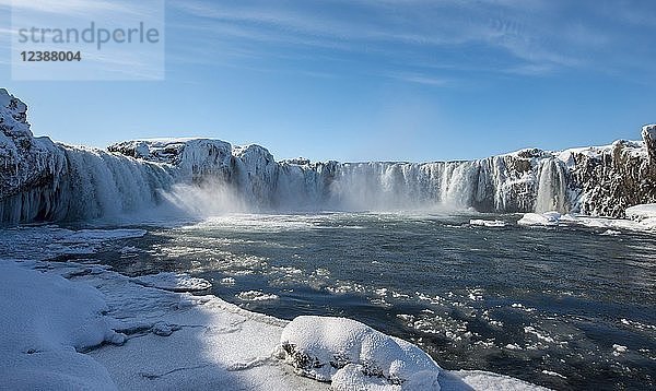 Goðafoss Wasserfall im Winter mit Schnee und Eis  Nordwestliche Region  Island  Europa