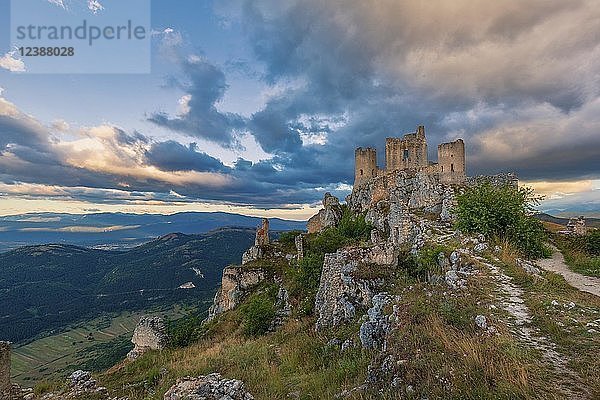 Schloss Rocca Calascio bei Sonnenuntergang  Gran Sasso  Abruzzen  Italien  Europa