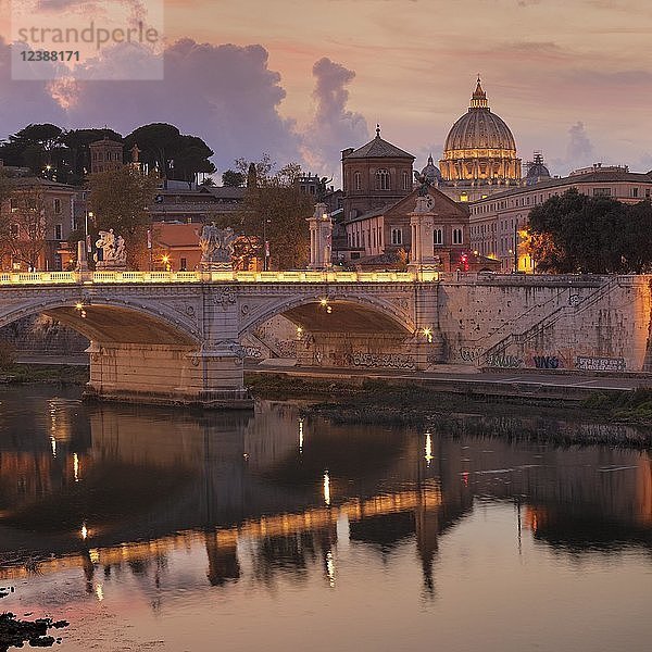 Blick über den Tiber auf den Petersdom bei Sonnenuntergang  Rom  Latium  Italien  Europa