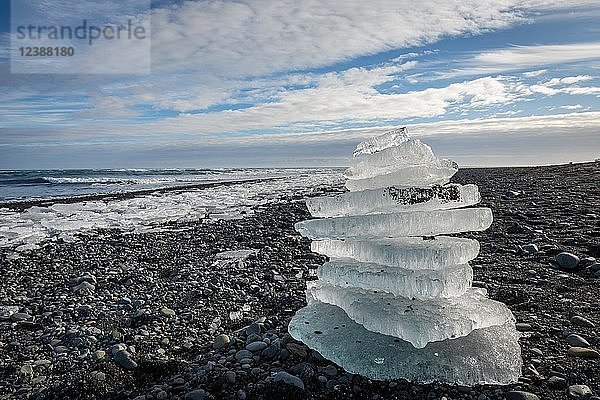 Gestapelte Eisschollen  schwarzer Strand  Diamond Beach  Gletscherlagune Fjallsárlón  Ostisland  Island  Europa