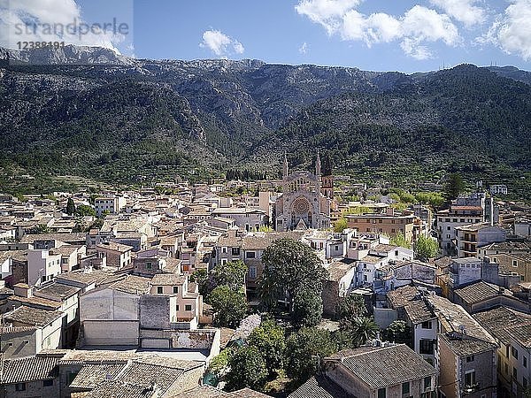 Blick auf die Altstadt mit Kirche St. Bartholomäus  römisch-katholische Pfarrkirche  Sóller  Berge im Hintergrund  Serra de Tramuntana  Mallorca  Balearen  Spanien  Europa