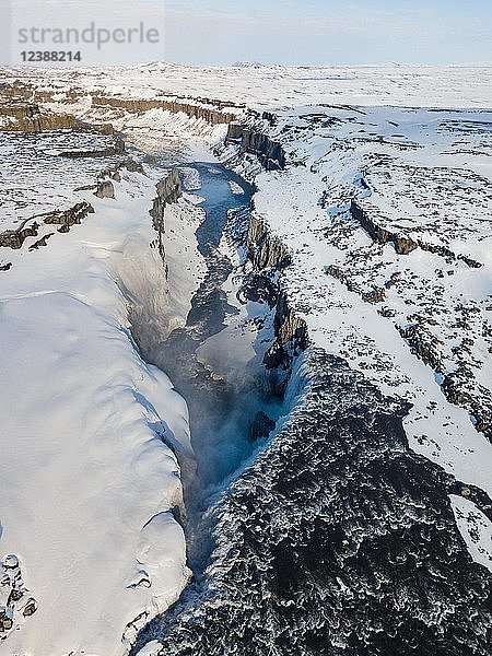 Luftaufnahme  Schneelandschaft  Schlucht  Canyon mit fallenden Wassermassen  Dettifoss Wasserfall im Winter  Nordisland  Island  Europa