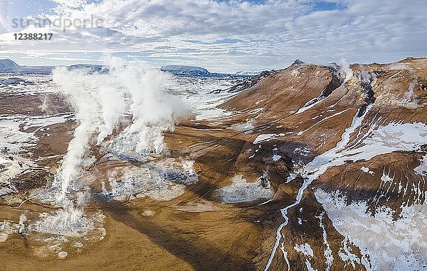 Luftaufnahme  dampfender Fluss und Fumarolen  Geothermiegebiet Hverarönd  auch Hverir oder Namaskard  Nordisland  Island  Europa