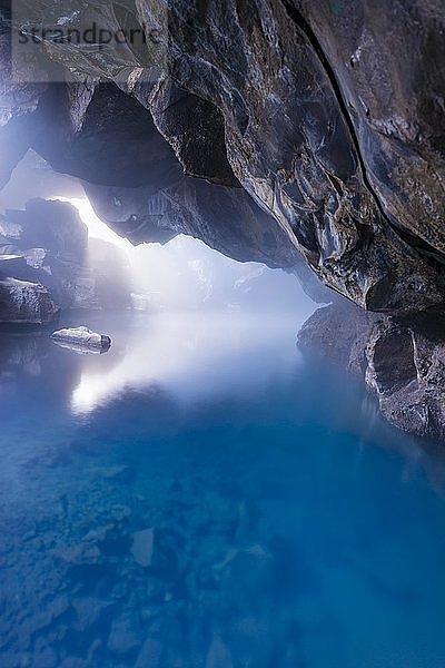 Grjótagjá Lavahöhle  geothermische Quelle  bei Mývatn  Nordisland  Island  Europa