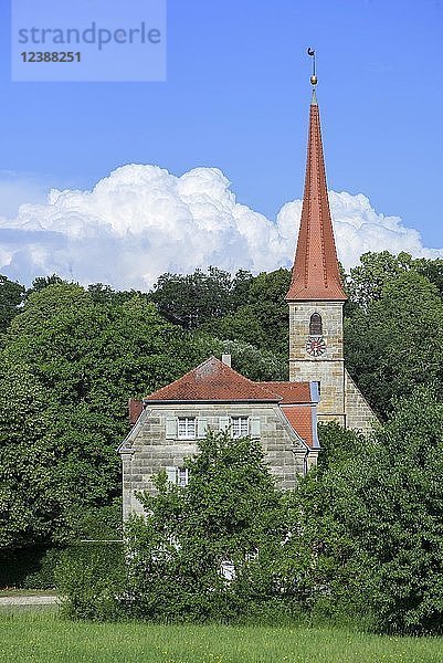 Spätgotische Hallenkirche von 1488  die St. Egidienkirche  vor dem ehemaligen Schulhaus  Beerbach  Mittelfranken  Bayern  Deutschland  Europa
