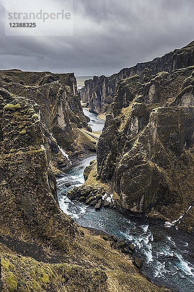Fjaðrárgljúfur-Schlucht  tiefe Schlucht  Tuffgestein  bei Kirkjubaer an der Südküste  Südisland  Island  Europa