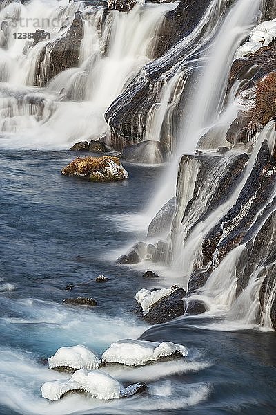 Wasserfall  Fluss Hvítá  Wasserfall Hraunfossar  Westliche Region  Island  Europa