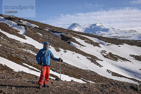 Wanderer vor einer verschneiten Landschaft bei Hvalfjarðarsveit  Vesturland  Island  Europa
