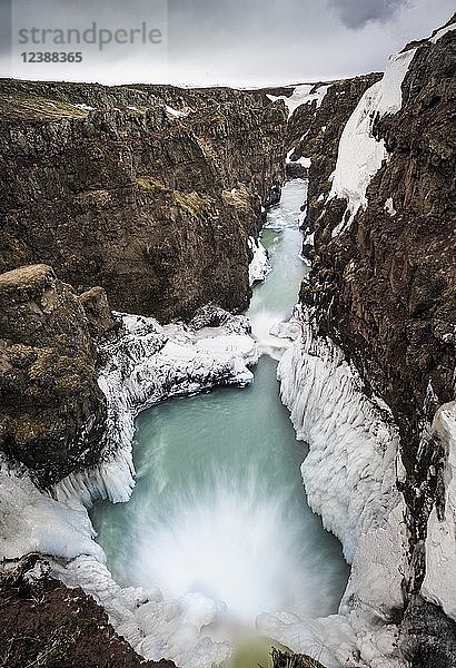 Teilweise vereister Wasserfall in einer Schlucht  Kolugljúfur-Schlucht  nordwestliche Region  Island  Europa