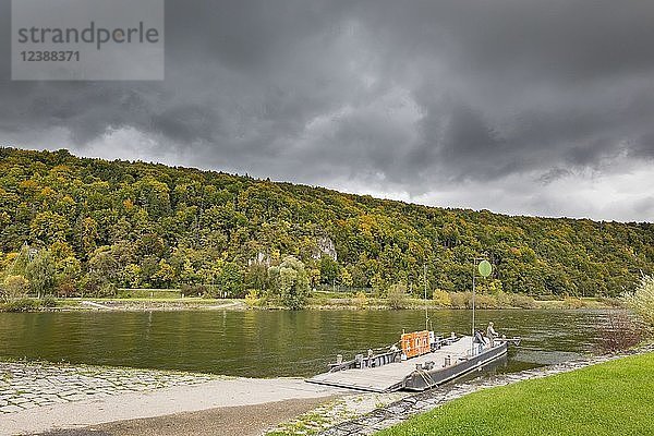 Fähre über die Donau mit Gewitterwolken bei Matting  Bayern  Deutschland  Europa