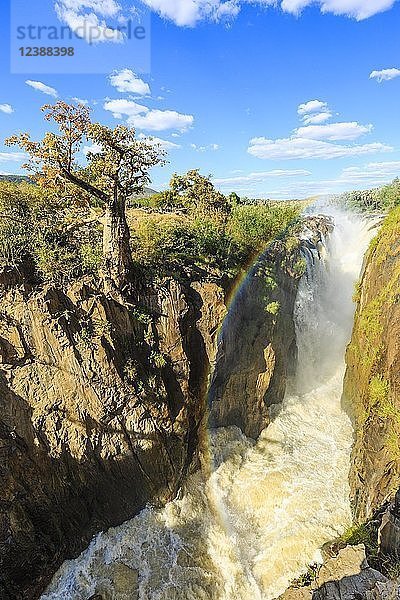 Regenbogen über Wasserfall  Epupa Falls  Kunene-Region  Kaokoveld  Namibia  Afrika